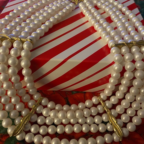 Beautiful Faux Pearl Necklace with 5 strands - Picture 7 of 10
